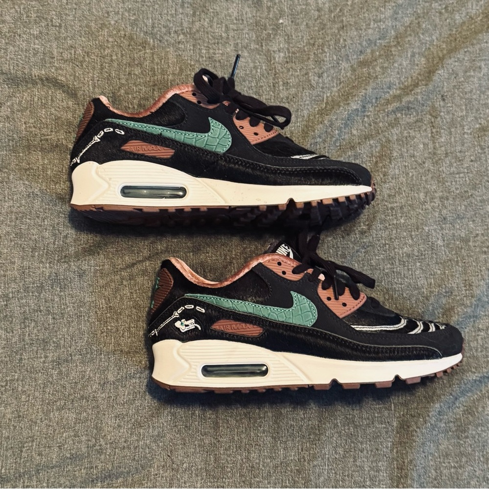 *SOLD* Nike Wmns Air Max 90 'Siempre
Familia' 2021